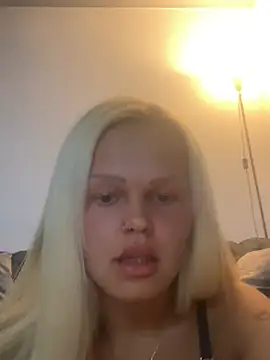 BlondeMilfXo live cam on StripChat