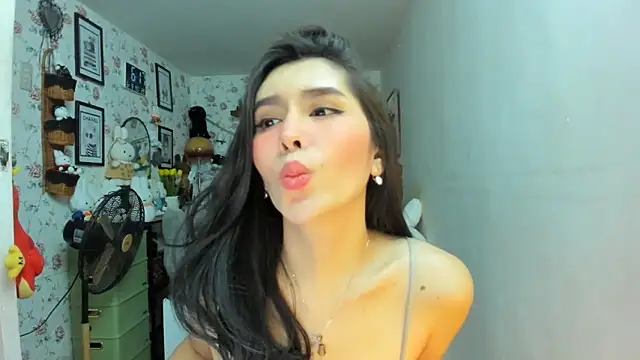 SensualSanya live cam on StripChat