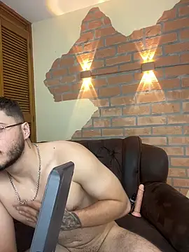 Brandon_01 live cam on StripChat