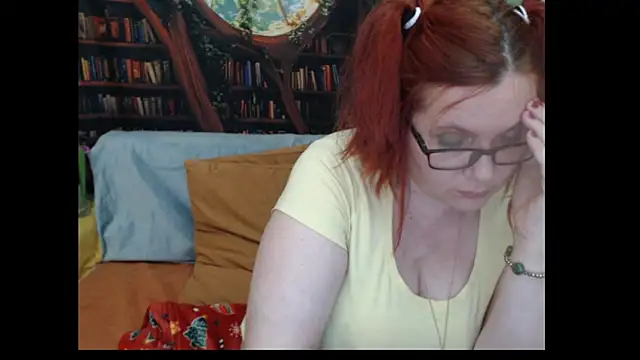 PlayfullMature live cam on StripChat