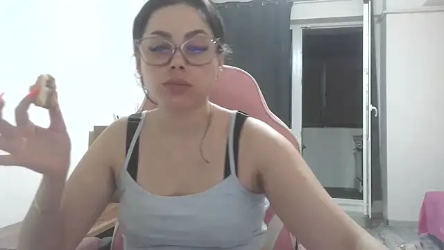 LovelyJulliette webcam