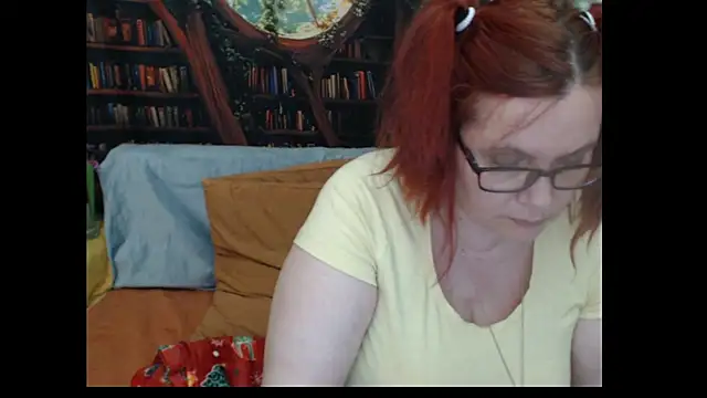 PlayfullMature webcam