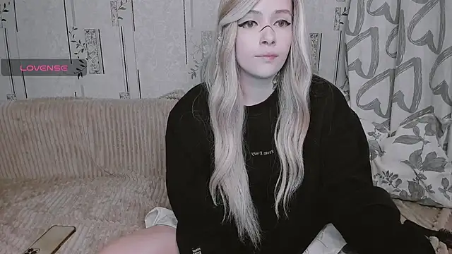 Polly_Megan webcam