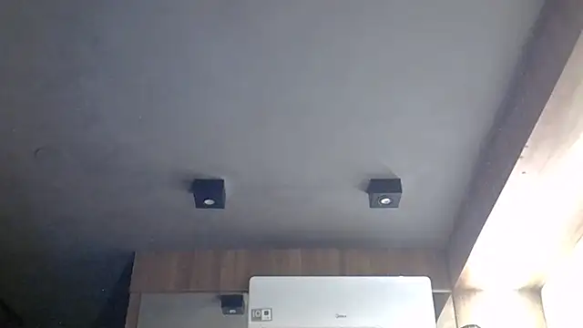 SkinnyKitten live cam on StripChat