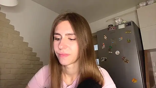 ZaraGuyette live cam on StripChat