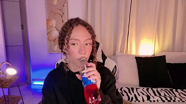ChloeMoreti live cam on StripChat