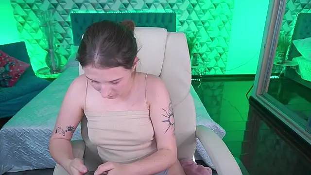 VikVikLove webcam