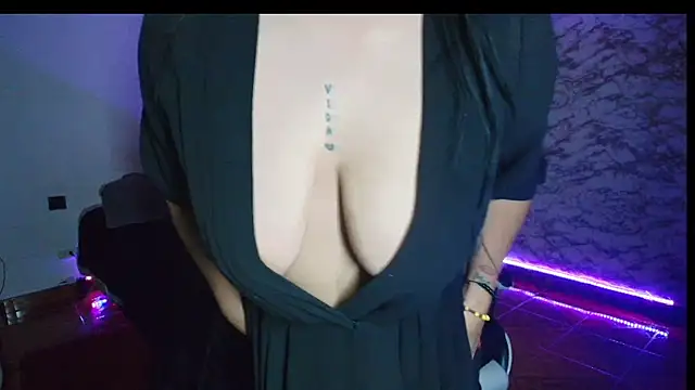 Camila_IRoose live cam on StripChat
