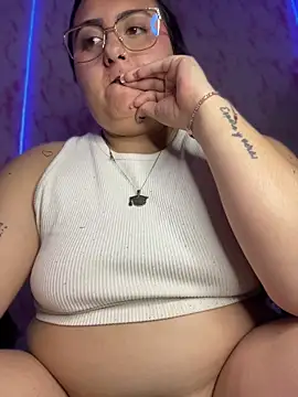 KaroVelvet live cam on StripChat