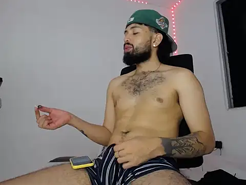 camilorestrepo77 live cam on StripChat