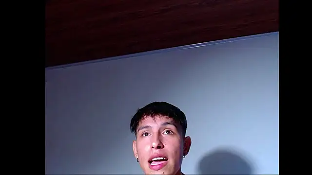 rowanbig live cam on StripChat