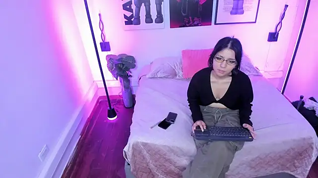 HollyPeach webcam