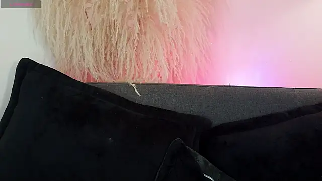 mia_roux1 live cam on StripChat