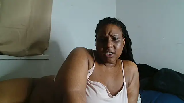 CurvySashia webcam