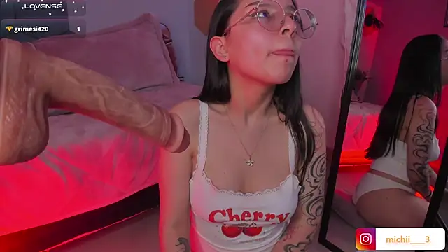 kitty_patitas_suavesss live cam on StripChat