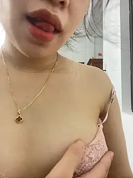 KieuLinh2k4 live cam on StripChat