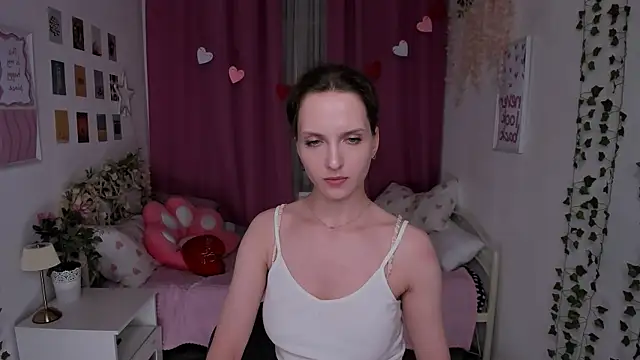 Ariadna_Shy live cam on StripChat