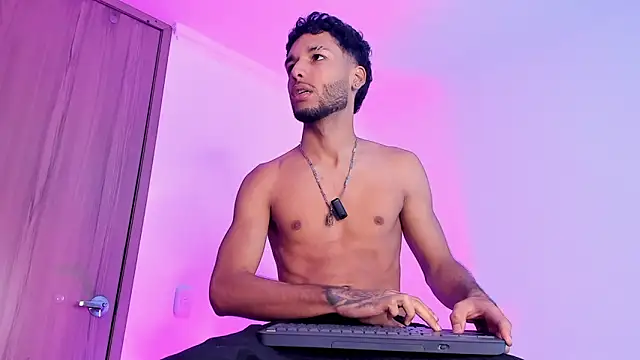 Thiagoferreti live cam on StripChat