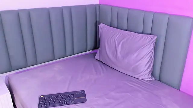 Maddy_red_ webcam