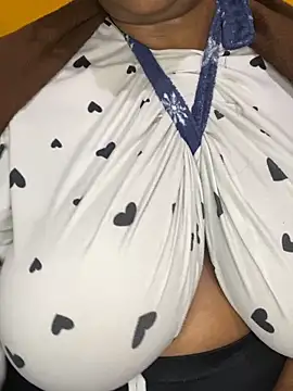 BoobsQueeen webcam