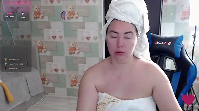 Korolek12 live cam on StripChat