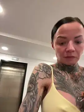 SkinnyLilly live cam on StripChat
