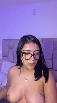 Nicolegh_ live cam on StripChat