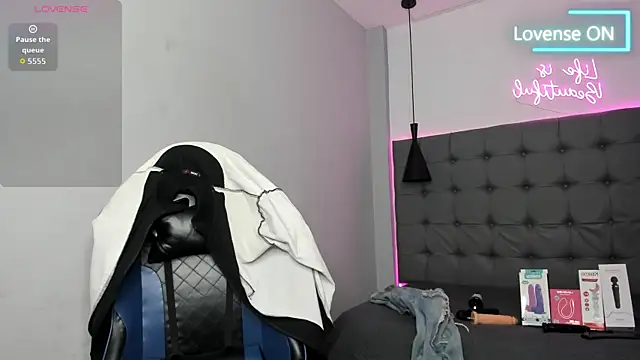 scarletcherry18 live cam
