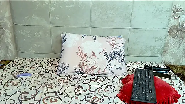 PrettyHairyBlonde webcam