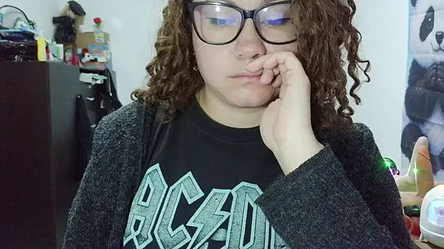 curly_greeneyed webcam
