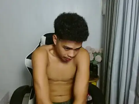 curlyasian_njxx live cam on StripChat