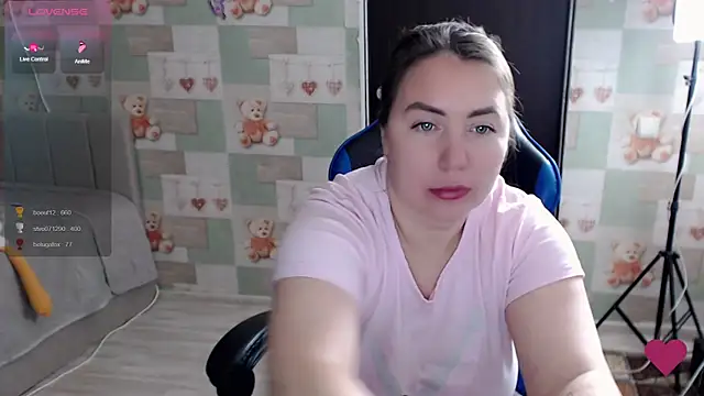 Korolek12 live cam on StripChat