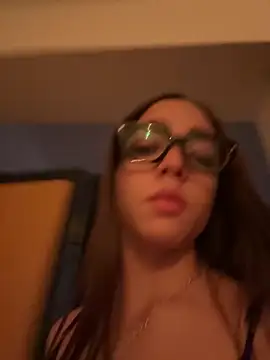 hottiee_melannie (F teen) - Fingering pussy so hard 🤤💦