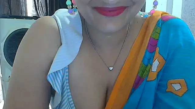 SimmiQueen_77 webcam