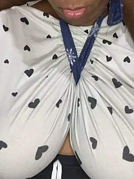 BoobsQueeen webcam