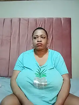 BUSTYQUEEN56_