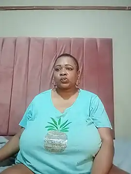 BUSTYQUEEN56_