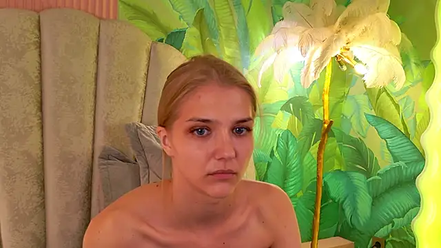 4example_Chloe live cam on StripChat