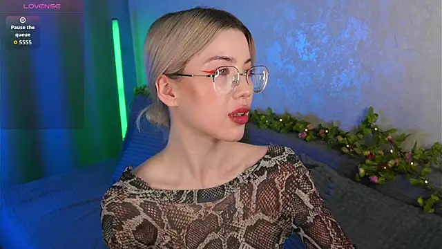 LindaThackerr live cam on StripChat