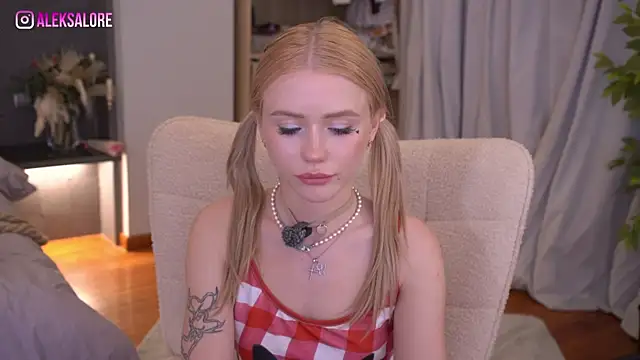 LexieLoree webcam