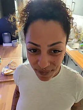 SweetPetiteNoir webcam