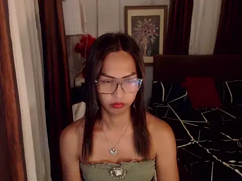 Nathalieheartt live cam on StripChat