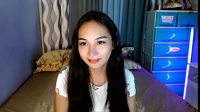 SweetLilly_18 live cam on StripChat