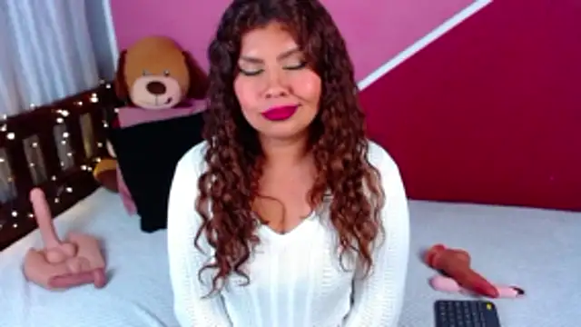 Queenamazon1 live cam on StripChat