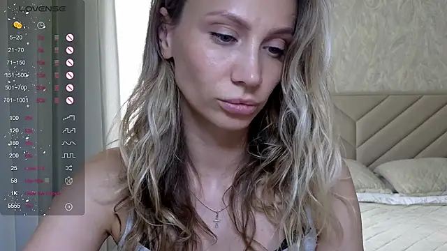 Alice_Wonders live cam on StripChat