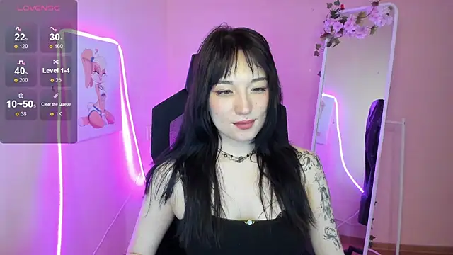 AliceeinWonderlanddd live cam on StripChat