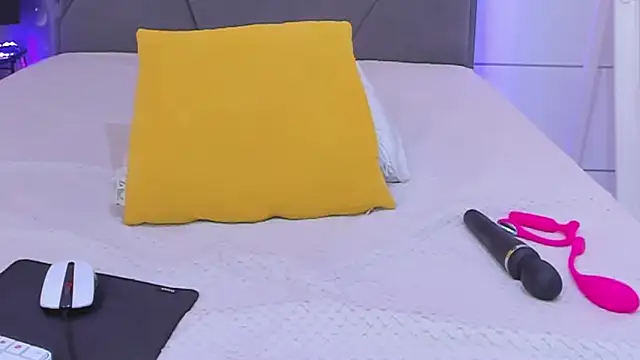 HollyTailors webcam