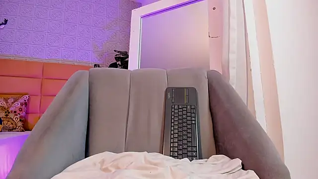 KamileBlake live cam on StripChat