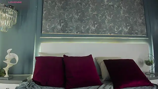 MiaKay1 live cam on StripChat