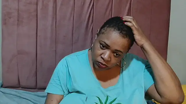 BUSTYQUEEN56_